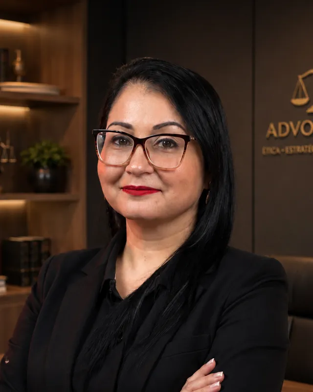 Dra. Cinthya, advogada trabalhista, no escritório da Maryon Portes Advocacia